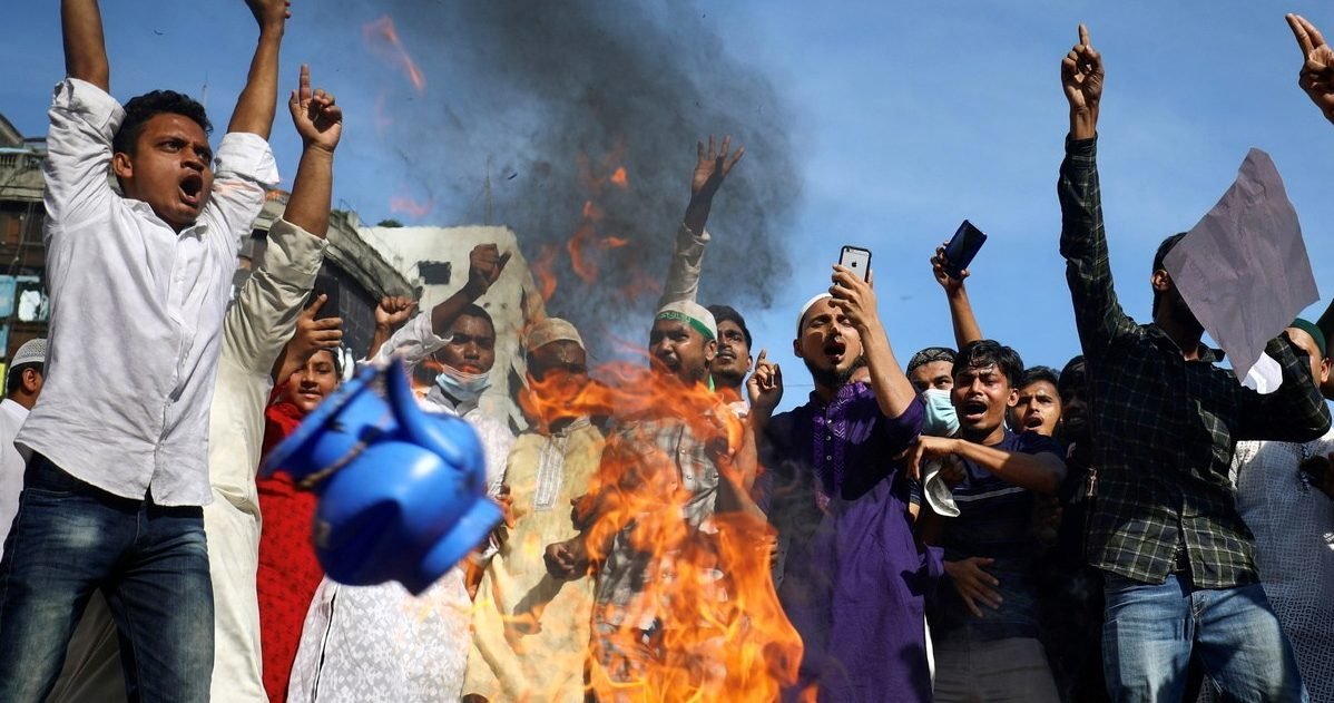 1604062439 bangladesh des centaines de personnes lynchent et brulent un e1604074589146.jpeg?resize=412,275 - Bangladesh: un homme est lynché et brûlé dans la rue pour avoir profané un Coran