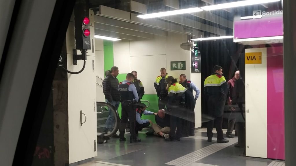 Apuñalan a un vigilante de metro en la estación de Paral·lel