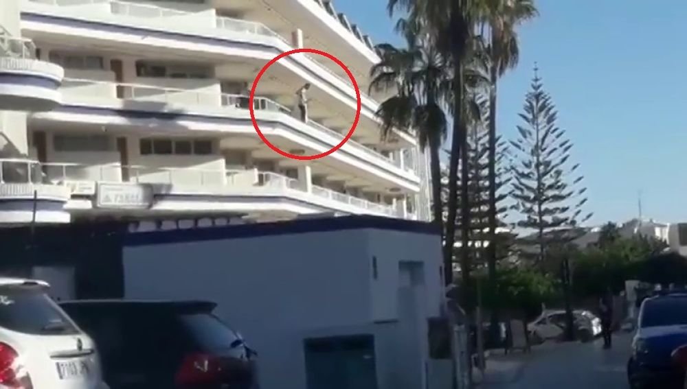 Un turista drogado se tira desde el balcón de un cuarto piso en la Playa del Inglés