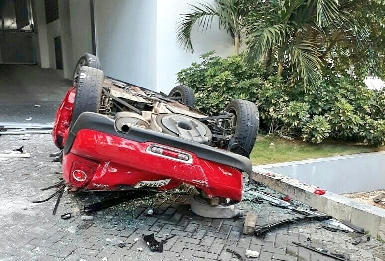 Elcuara ??? on Twitter: "Estas son más vistas del accidente registrado en Costa del Este. El vehículo cayó del 3er piso de estacionamientos de un P.H. residencial. Mantenía 4 personas dentro, 3