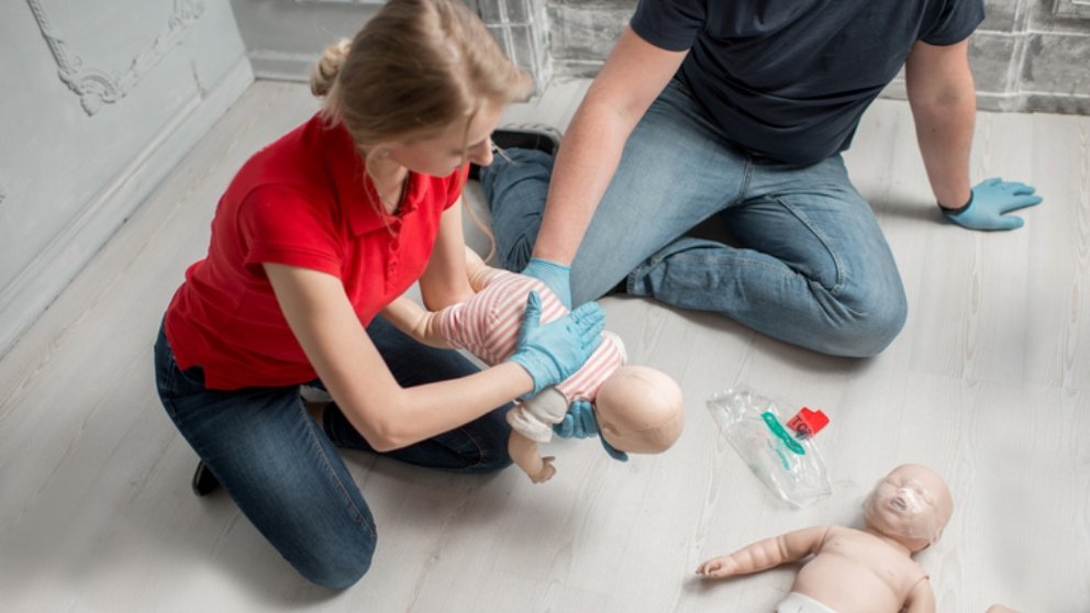 Cómo aplicar la maniobra antiahogo o de Heimlich en bebés