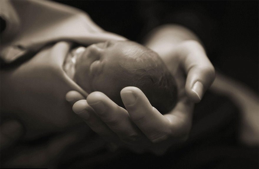 Desgarradoras fotos de padres posando con sus bebés fallecidos por última vez | Bored Panda