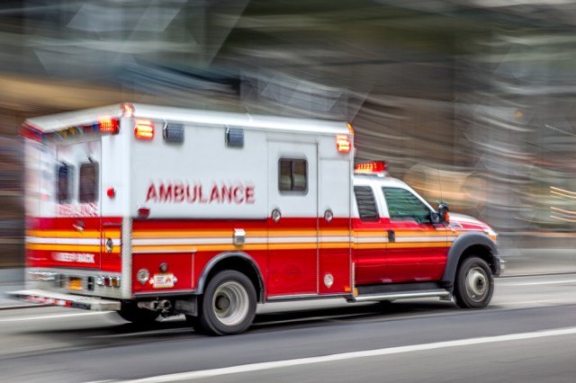 Mejor a pie que arriba de una ambulancia: Paciente sufrió daños cuando se dirigía a efectuar su tratamiento en el asiento delantero de la ambulancia que colisionó con otro automóvil | Microjuris