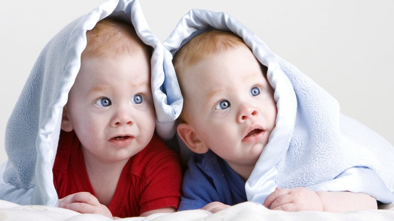 Desmintiendo 7 mitos que circulan sobre hermanos gemelos