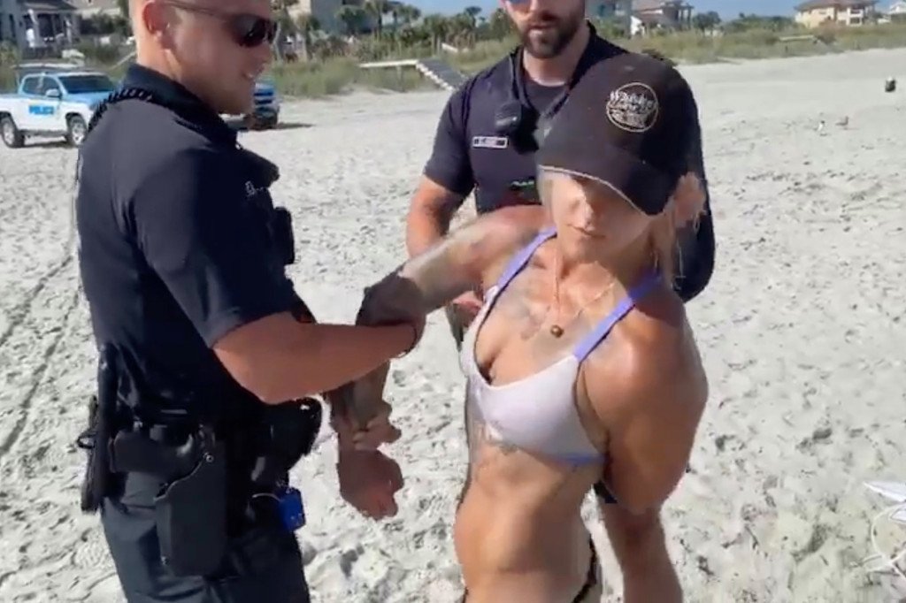 Detuvieron a una mujer por usar una "bikini colaless" - Mundo Poder