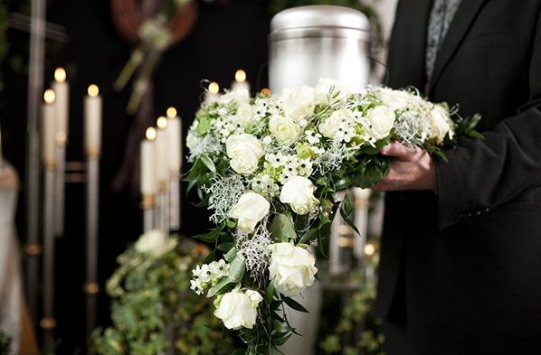 Qué tipo de flores son las más adecuadas para un funeral