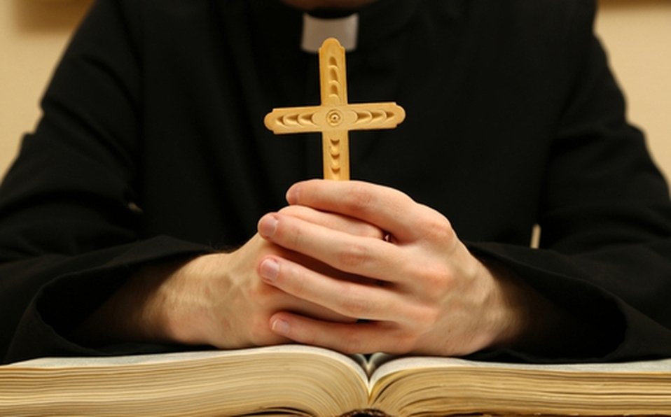 Ex sacerdote confiesa que abusaba de 4 a 5 niños por semana