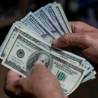 Los dólares que se negocian en la Bolsa saltaron 5% tras los anuncios de Martín Guzmán - Clarín