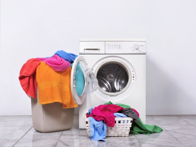 Foto Premium | Cesto de ropa y lavadora en casa.