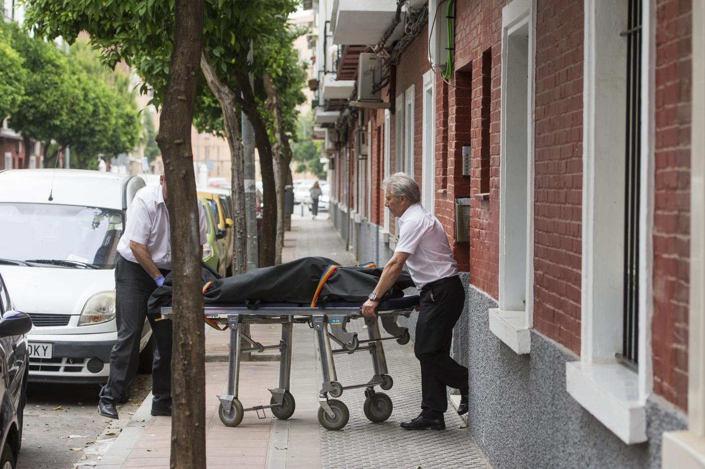 Hallan el cadáver de una mujer con un cuchillo clavado en el pecho · Sevilla · Andalucía Información