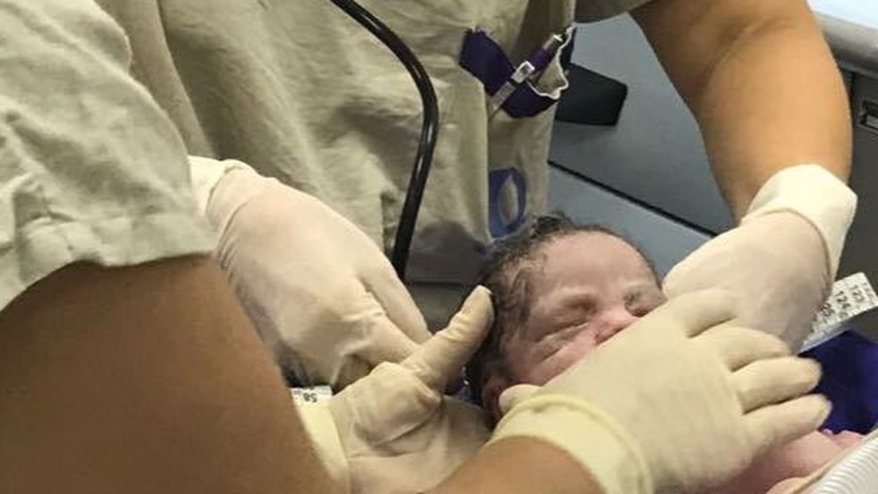 Nace el primer bebé de un útero de un cadáver: todo un hito científico