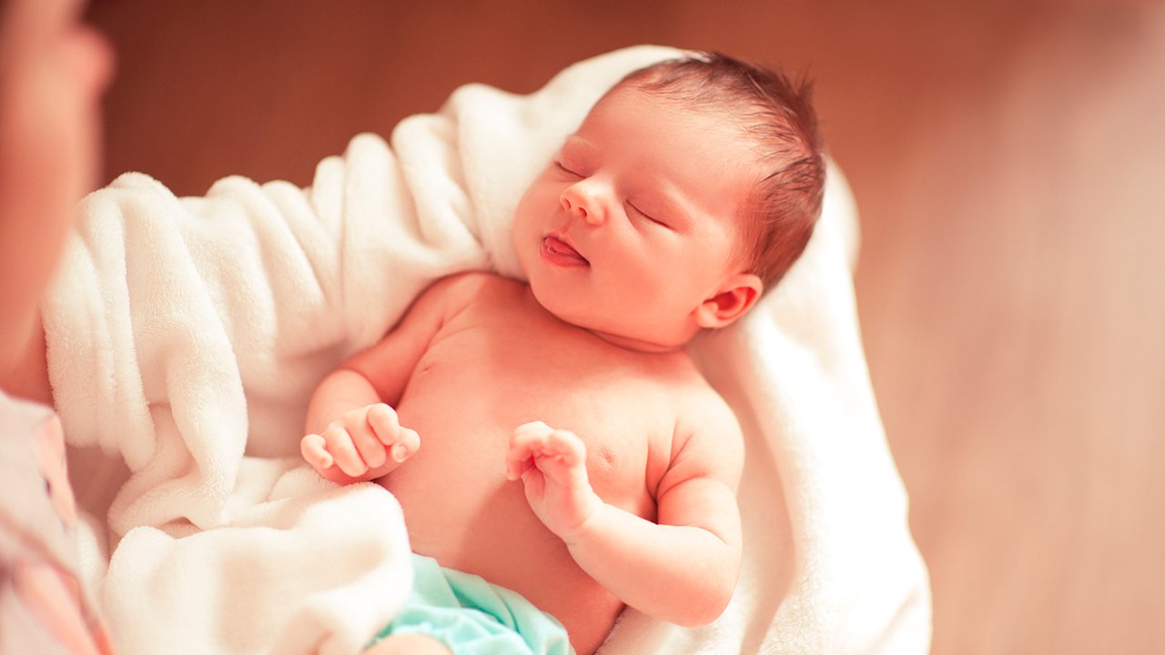 Cuántas horas debe dormir mi bebé recién nacido?