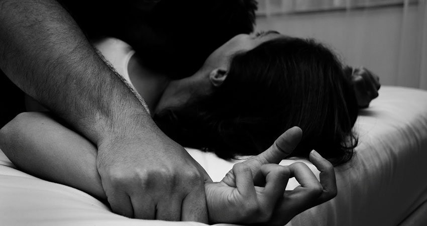 Acusado de violar a una mujer mientras su novia dormía en la misma  habitación