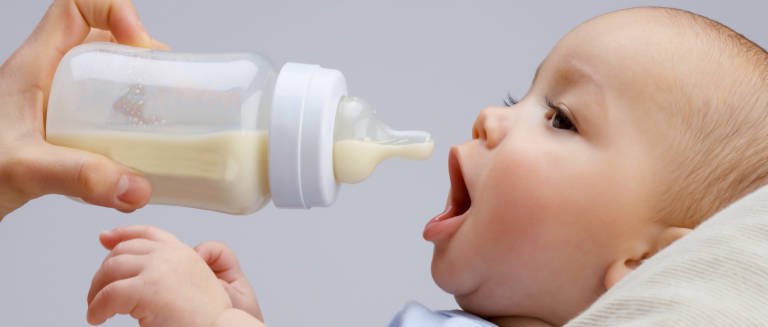 Seguir dando leche materna después de los 6 meses ayuda al funcionamiento  del organismo del bebé, según experto - Valencia Plaza