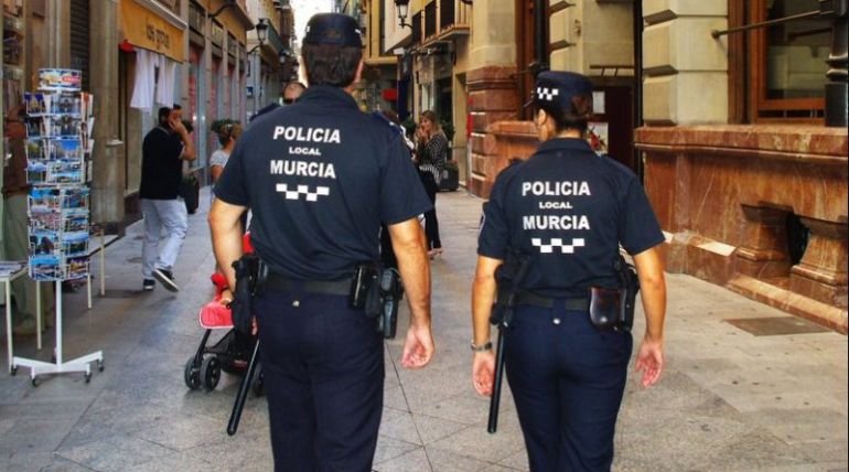 Detenido un gorrilla por intentar agredir a un policía local en Murcia |  Radio Murcia | Cadena SER