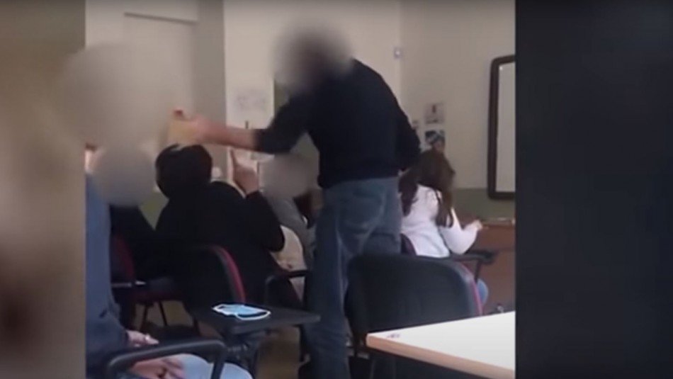 Profesor abofetea a alumno por no usar mascarilla en clases