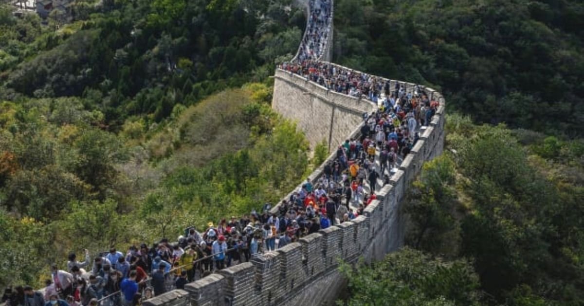 6 27.jpg?resize=1200,630 - While The Worldwide Pandemic Continues, Tourists Swarm The Great Wall of China During Their Golden Week