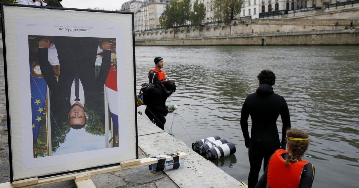8f3e6502776ada03c1b2c489b6db17ca93b02703 e1602821508902.jpg?resize=1200,630 - Les "décrocheurs" ont jeté des portraits de Macron dans la Seine