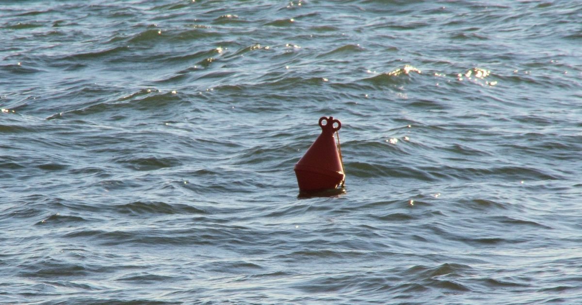 buoy in sea e1601568914265.jpg?resize=412,275 - Une femme portée disparue il y a deux ans est retrouvée vivante dans un océan