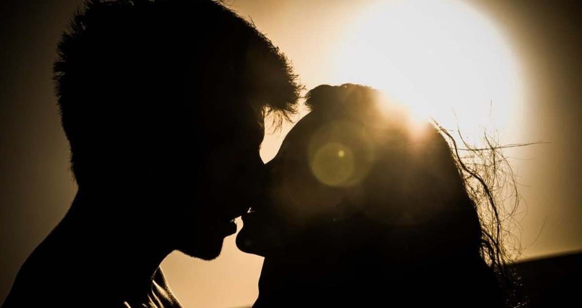 couple 1.jpeg?resize=1200,630 - Un couple a écopé de 400 euros d'amende pour s'être embrassé dans la rue