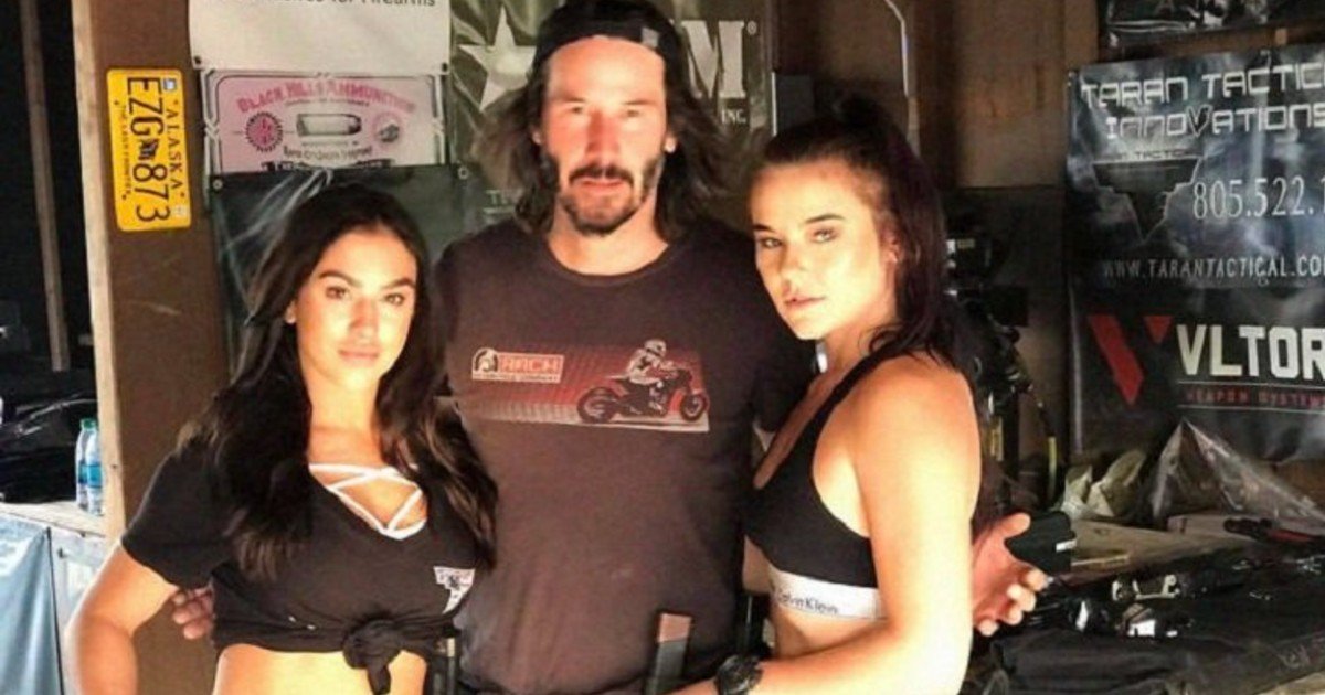 e18486e185aee1848ce185a6 16.jpg?resize=412,275 - Keanu Reeves Never Touches The People He Poses With And Fans Love Him For It