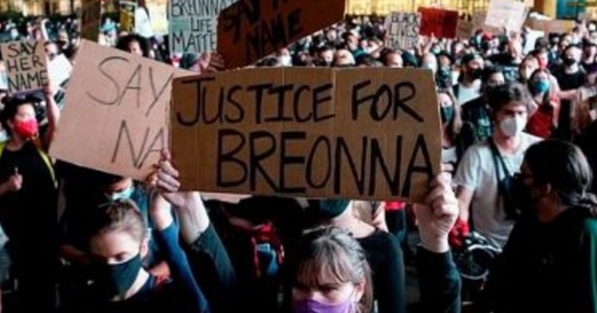 e18486e185aee1848ce185a6 55 1.jpg?resize=412,275 - Protesters Across The US Threaten Violence After Grand Jury's Decision Not To Prosecute Officers For The Shooting Of Breonna Taylor