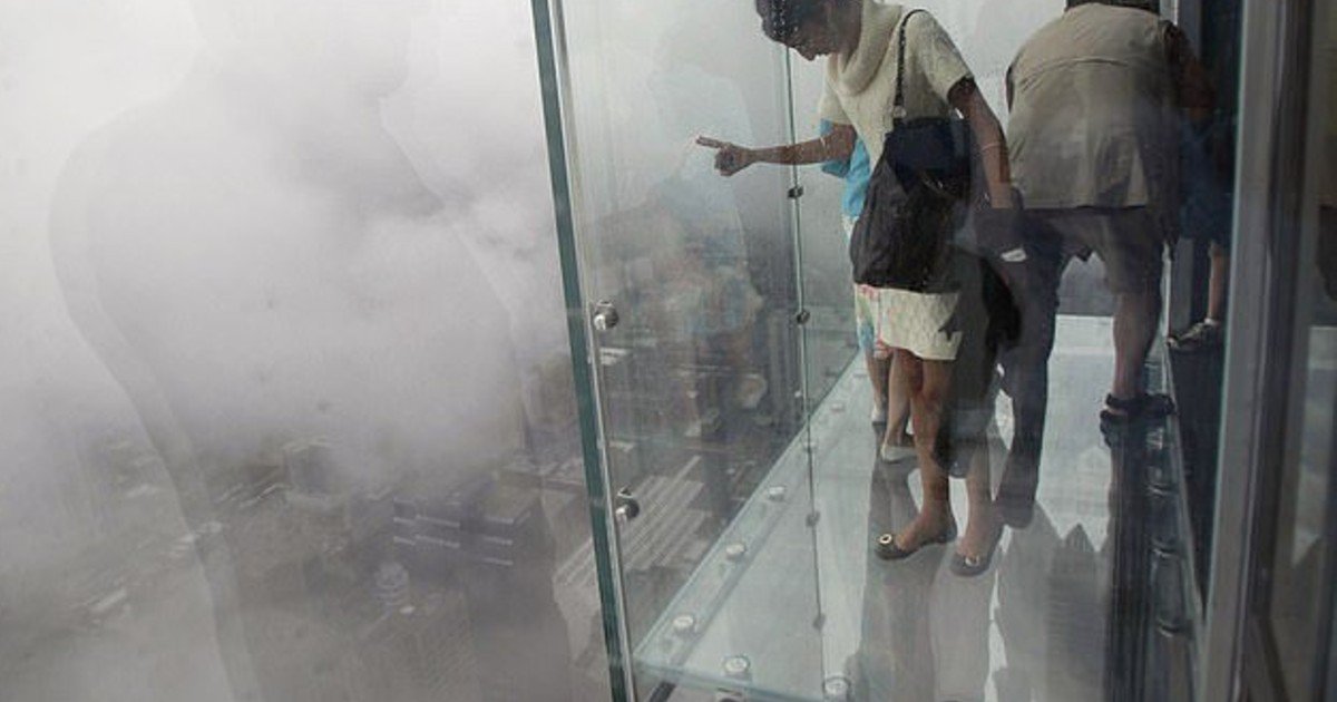 e18486e185aee1848ce185a6 58.jpg?resize=412,275 - Glass Skydeck On 103rd Floor Of Chicago Willis Tower Cracked Beneath Tourists' Feet