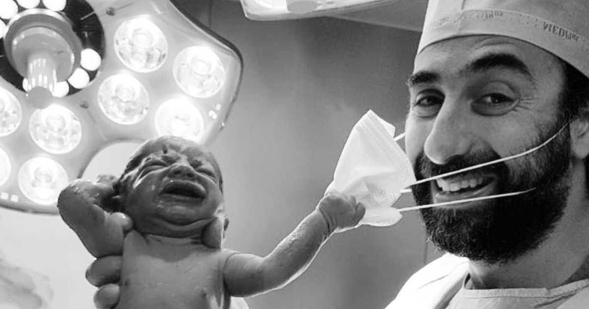 jpg e1603298157222.jpeg?resize=1200,630 - La photo d'un nouveau-né arrachant le masque d'un médecin devient virale