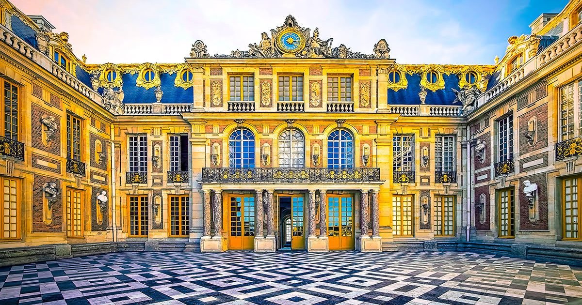 palace of versailles paris france marble courtyard e1603230302150.jpg?resize=1200,630 - Ivre, il s'introduit dans le château de Versailles et se proclame roi