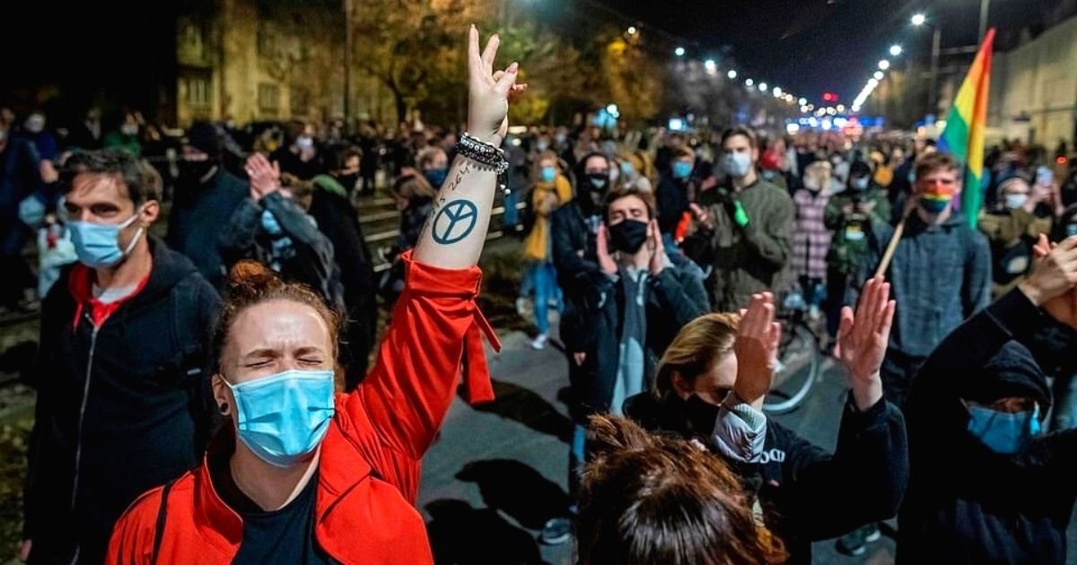 poland6.jpg?resize=412,275 - Poland Effectively Bans Abortion, Sparking Protests Across The Country
