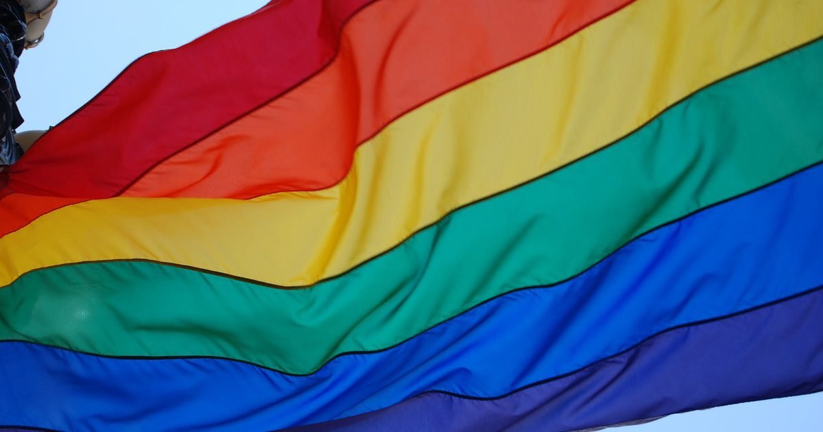 pride flag e1602141038630.jpg?resize=1200,630 - Etats-Unis : La communauté LGBT se réapproprie le hashtag raciste des Proud Boys