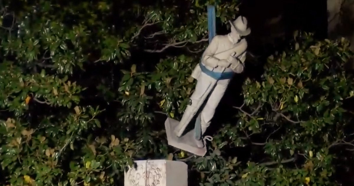 sfdsdfsdfsdfsdf.jpg?resize=412,275 - Alabama Removes 115 Year Old 'Racist' Confederate Monument At County Courthouse