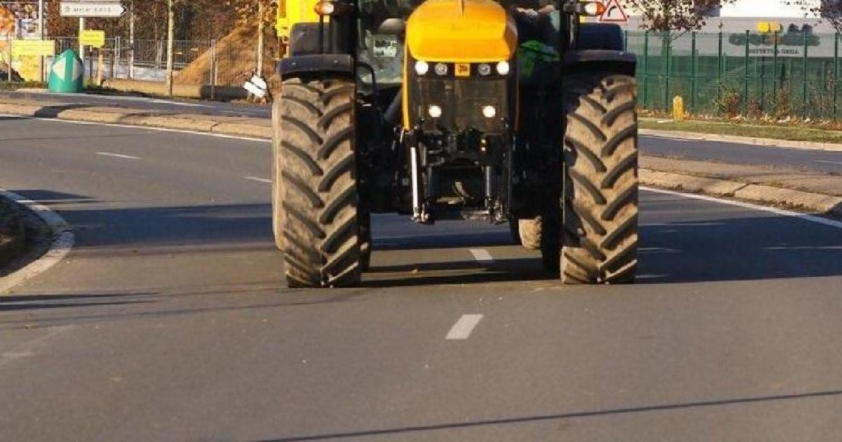 tracteur.jpg?resize=412,275 - Les gendarmes ont interpellé le conducteur d'un tracteur, ivre avec un pack sous le siège