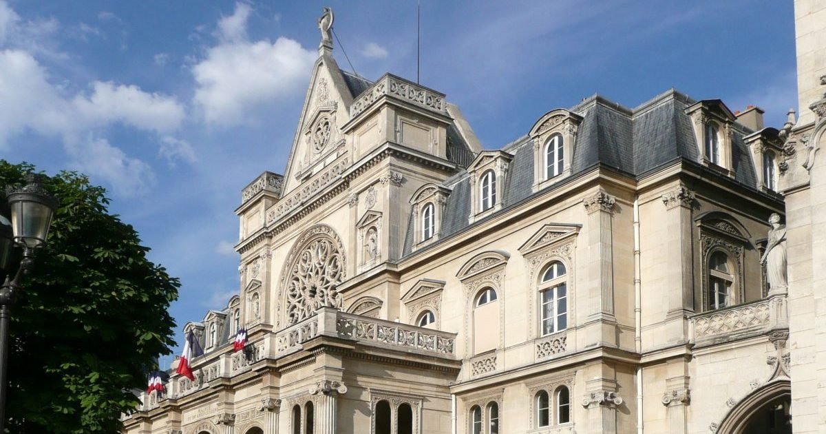 wikipedia e1601888555672.jpg?resize=1200,630 - Paris : Un centre d'accueil pour réfugiés va ouvrir dans l'ancienne marie du 1er arrondissement