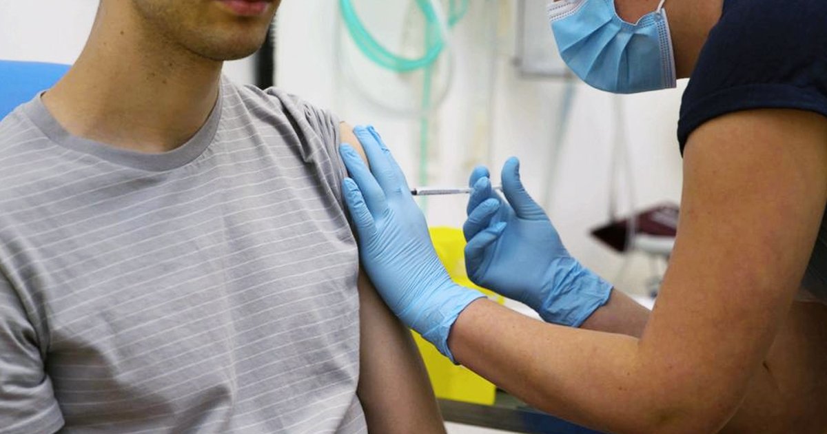 1 200.jpg?resize=1200,630 - Voluntario De Pruebas De La Vacuna AstraZeneca Ha Presentado Una Demanda Por Desarrollar Una "Reacción Adversa"