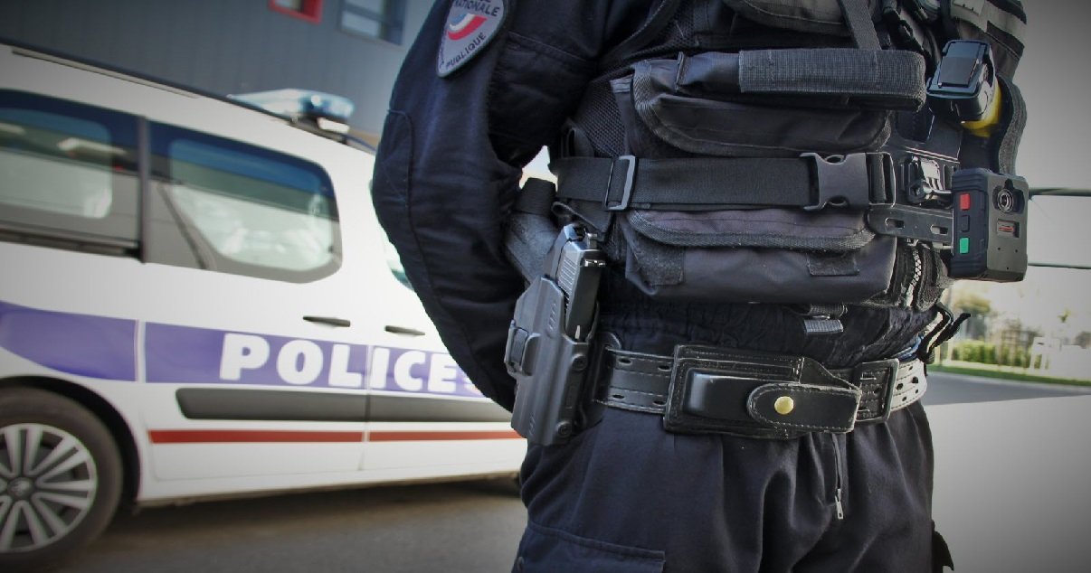 2 policiers.jpg?resize=1200,630 - En quinze ans, les violences contre la police ont explosé en France