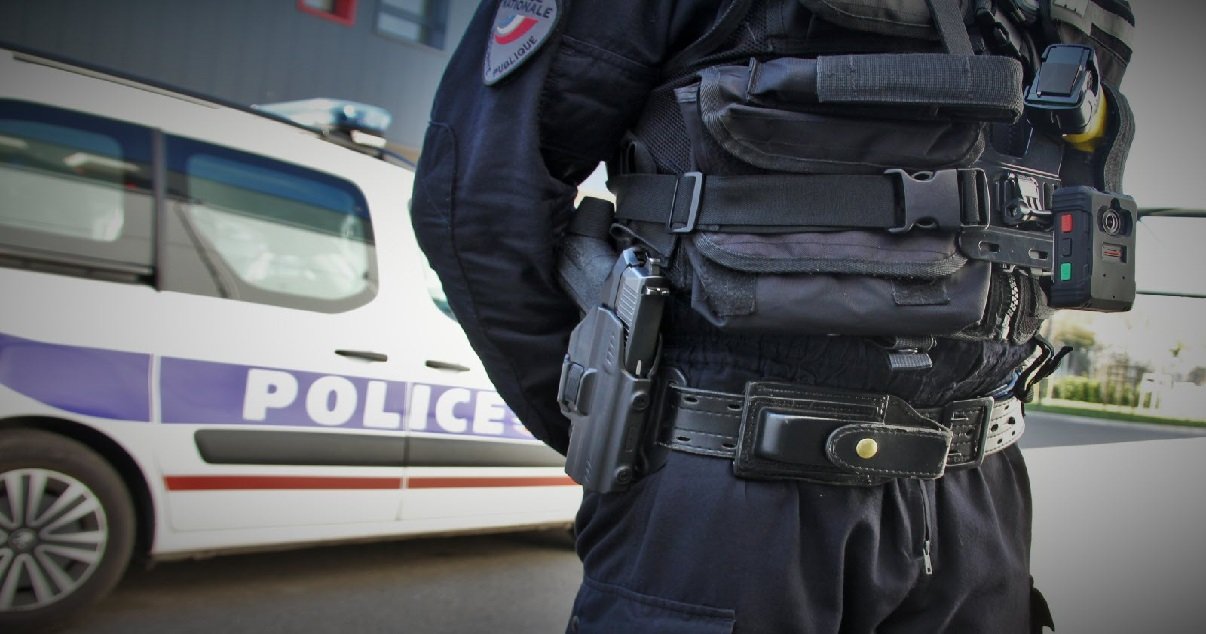 2 policiers.jpg?resize=412,275 - En quinze ans, les violences contre la police ont explosé en France