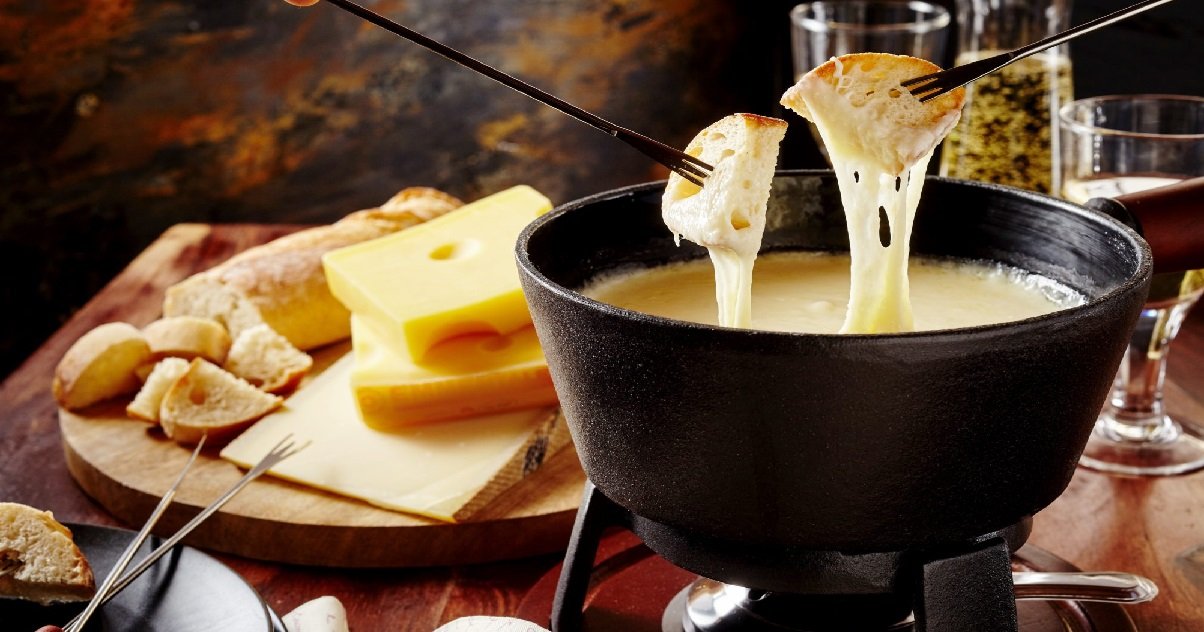 3 fondue.jpeg?resize=412,232 - Fans de fromage: est-ce que manger une fondue augmente le risque de propagation du virus ?