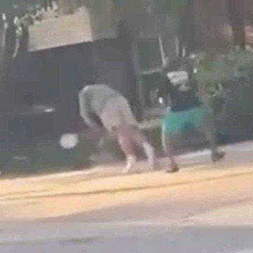 VIDEO. Hombre es golpeado en la nuca con un ladrillo y testigos se burlan |  Periódico AM