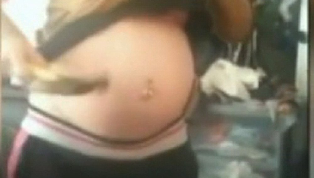 Una mujer embarazada golpea su barriga con un martillo para probar la  fortaleza del bebé