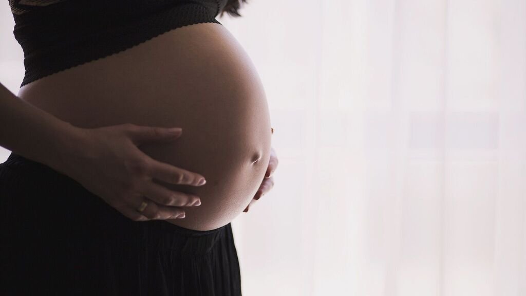 La gran mentira de que las embarazadas tienen que "comer por dos": así  deben alimentarse