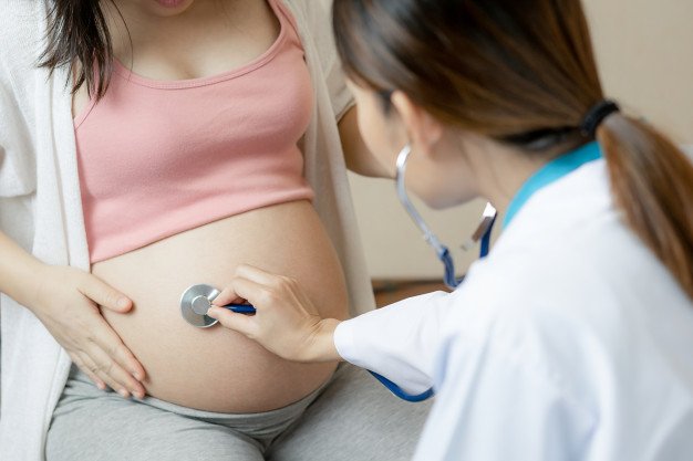 Mujer embarazada visita ginecólogo médico. | Foto Premium