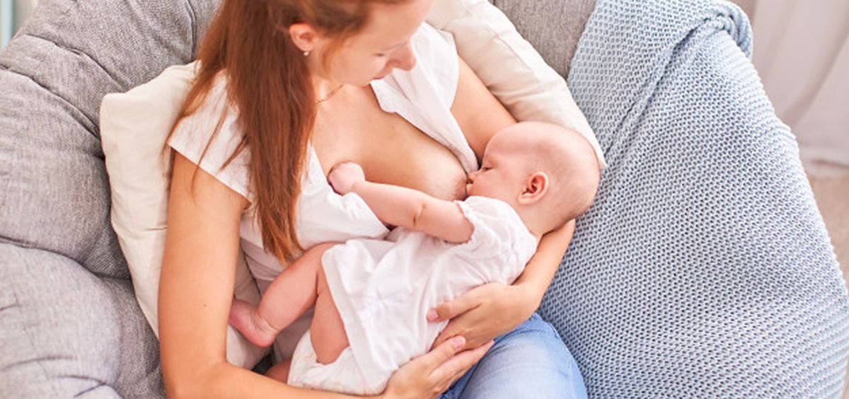 Recomiendan que las madres con coronavirus no interrumpan la lactancia
