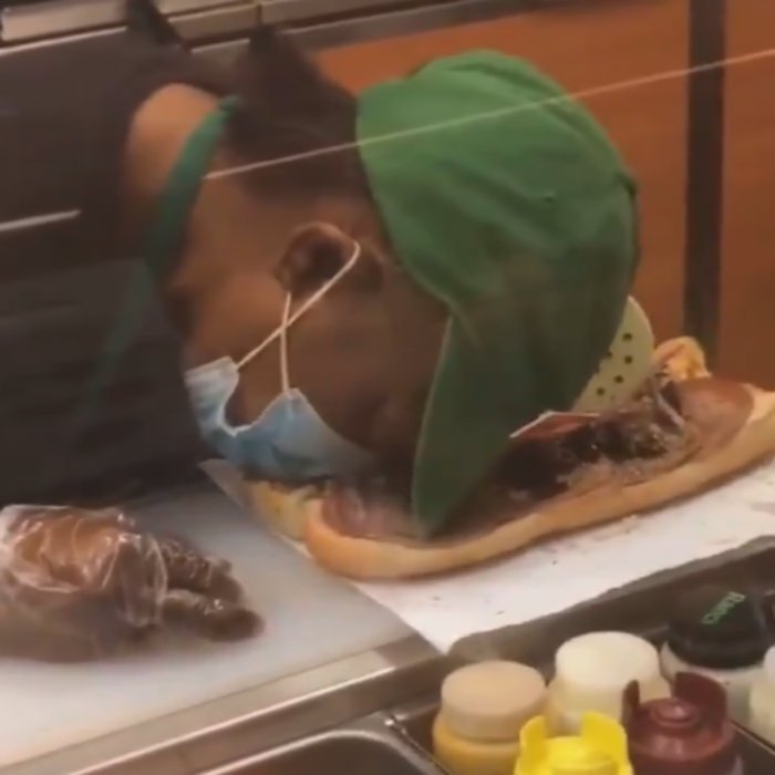 Empleada de Subway se queda dormida sobre el pedido de un cliente