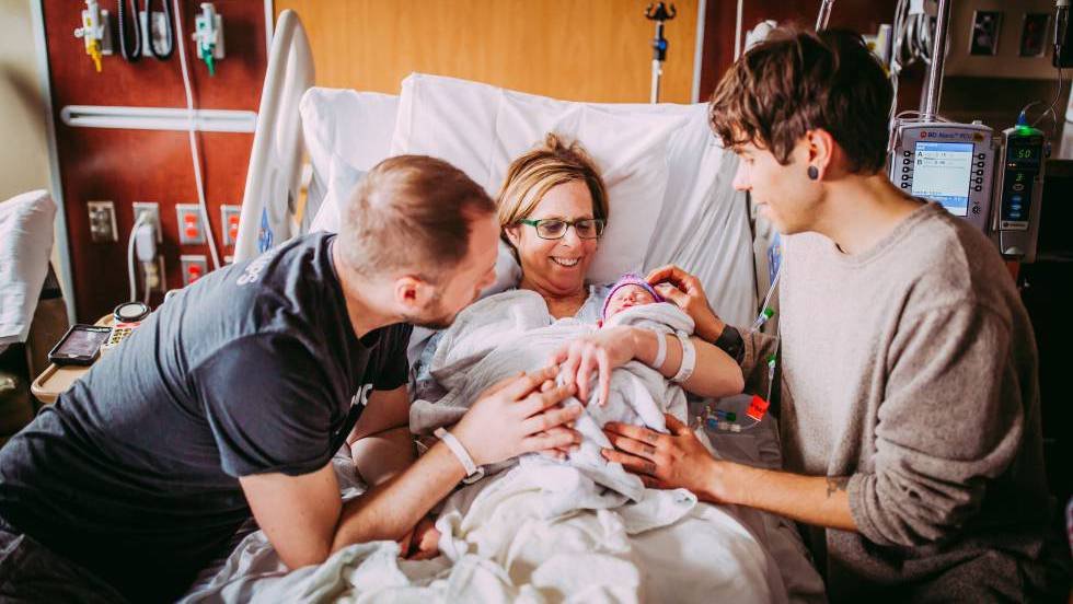 Cecile Eledge: Una mujer de 61 años da a luz al bebé de su hijo gay en Estados Unidos | Sociedad | EL PAÍS