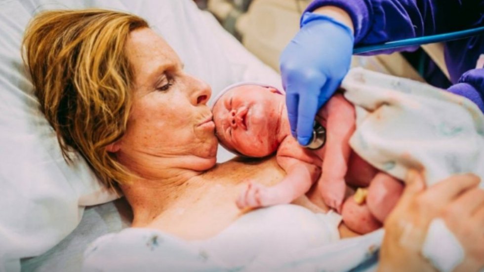 Una mujer de 61 años da a luz a su nieta