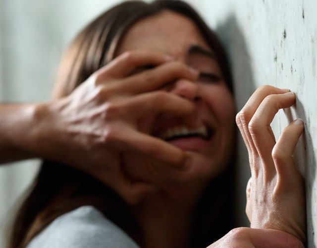 Un padre viola a su hija lesbiana para "curarla" | CromosomaX