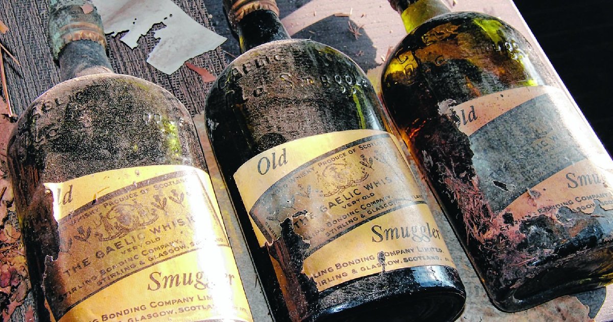 8 whisky.jpg?resize=1200,630 - En faisant des travaux, un couple a découvert des bouteilles de whisky datant de la Prohibition