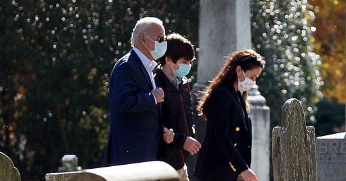 e18486e185aee1848ce185a6 5.jpg?resize=412,275 - Joe Biden Seen Hugging His Grandson Hunter As They Visit Beau’s Grave