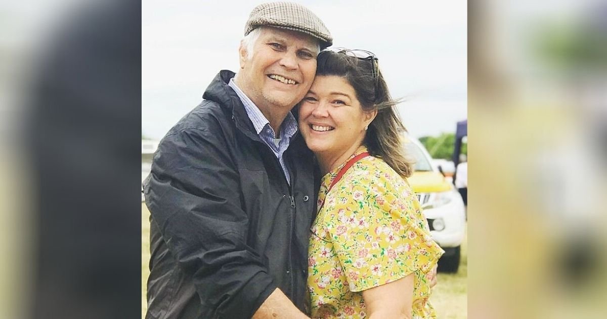 father5.jpg?resize=412,275 - Loving Daughter Volunteers At Care Home So She Can See Her Father Who Is Suffering From Alzheimer's During Pandemic